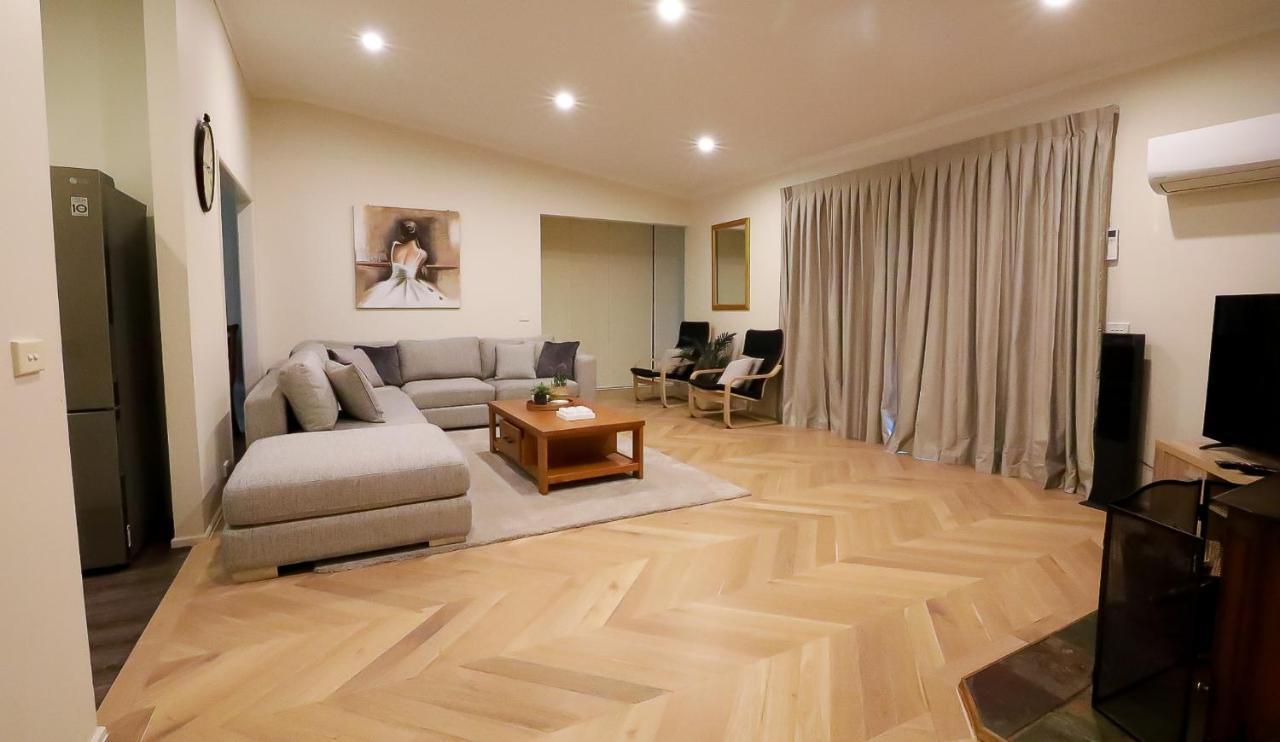 The Birch House - Silver Birches Accommodation Bright Bagian luar foto